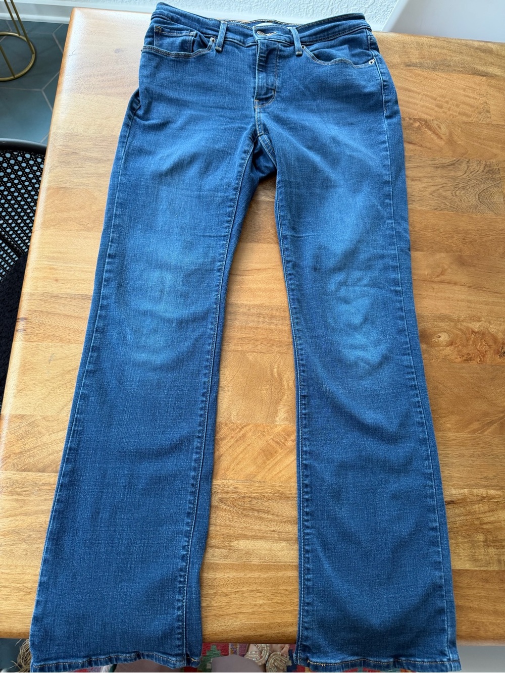 Levi's Women's Classic Boot-Cut Jeans in Medium Blue Wash Size 4